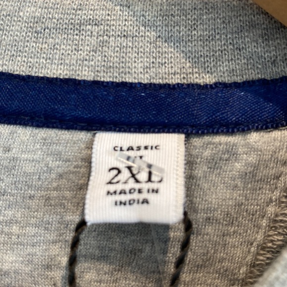 NEW Robert Graham Skull Crossbones Lightweight Sweatshirt - Picture 4 of 7